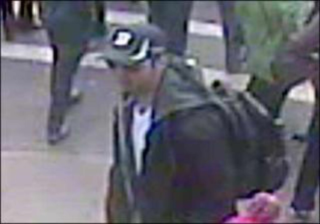 FBI har sluppet bilder av de mistenkte etter Boston-bombene FBI har sluppet bilder av de mistenkte etter Boston-bombene