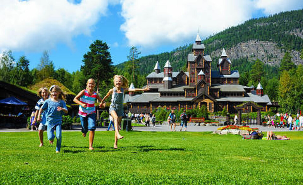 HUNDERFOSSEN: Sommer med lek og fantasi finner du nord for Lillehammer. Foto: ESBEN HAAKENSTAD HUNDERFOSSEN: Sommer med lek og fantasi finner du nord for Lillehammer. Foto: ESBEN HAAKENSTAD