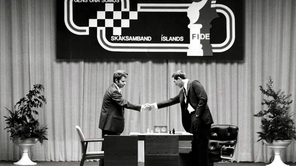 HISTORISK HÅNDTRYKK: Boris Spassky (t.v.) og Bobby Fischer ønsker hverandre en god VM-match før den første runden på Island. I dagene som fulgte ble spillet etter hvert storpolitikk før Fischer til sist vant tittelen. Foto: NTB SCANPIX HISTORISK HÅNDTRYKK: Boris Spassky (t.v.) og Bobby Fischer ønsker hverandre en god VM-match før den første runden på Island. I dagene som fulgte ble spillet etter hvert storpolitikk før Fischer til sist vant tittelen. Foto: NTB SCANPIX