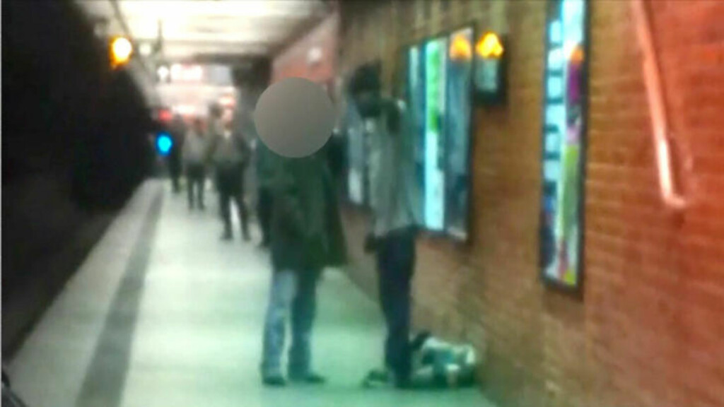 DYTTET: En mann ble påkjørt av toget og døde etter at en annen mann dyttet ham ut på togskinnene på et T-banestopp på Manhattan i New York mandag. Foto: REUTERS / NYPD DYTTET: En mann ble påkjørt av toget og døde etter at en annen mann dyttet ham ut på togskinnene på et T-banestopp på Manhattan i New York mandag. Foto: REUTERS / NYPD