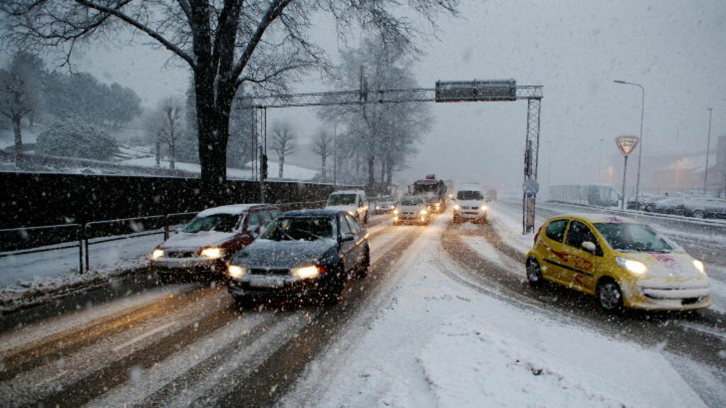 LANGE KØER: Store mengder snø i Rogaland har skapt problemer i trafikken de siste dagene. Bildet er tatt tidligere i år. FOTO: PAUL S. AMUNDSEN / Dagbladet LANGE KØER: Store mengder snø i Rogaland har skapt problemer i trafikken de siste dagene. Bildet er tatt tidligere i år. FOTO: PAUL S. AMUNDSEN / Dagbladet