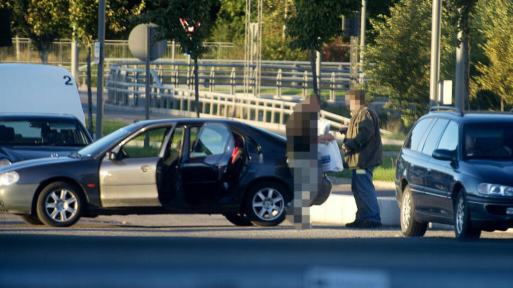 TYVEGODS: Her ankommer mannen (t.v.) bensinstasjonen i Tønsberg. Han henter ut flere poser av bilen for å vise fram til etterforskeren fra Securitas, som har utgitt seg for å være interessert i kjøpe varene. Etterforskeren (t.h.) ønsker å være anonym av hensyn til yrket sitt. Foto: Øistein Norum Monsen / DAGBLADET TYVEGODS: Her ankommer mannen (t.v.) bensinstasjonen i Tønsberg. Han henter ut flere poser av bilen for å vise fram til etterforskeren fra Securitas, som har utgitt seg for å være interessert i kjøpe varene. Etterforskeren (t.h.) ønsker å være anonym av hensyn til yrket sitt. Foto: Øistein Norum Monsen / DAGBLADET