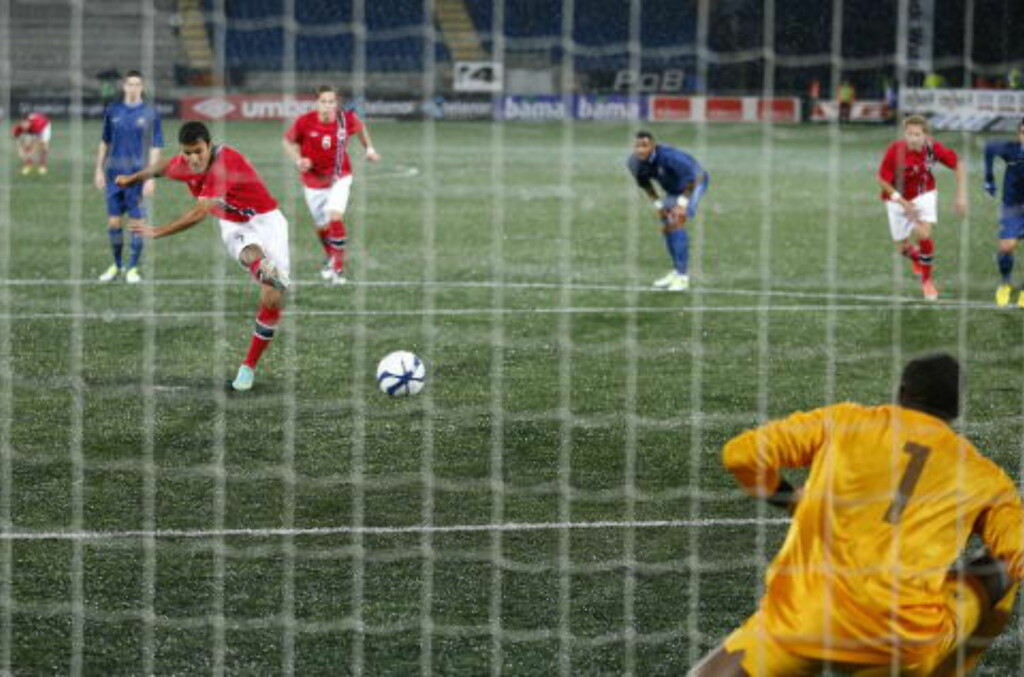 NORSK ÅPNING: Harmeet Singh gir Norge 1-0 på straffe etter drøyt 12 spilte minutter. Foto: ERLEND AAS / NTB SCANPIX NORSK ÅPNING: Harmeet Singh gir Norge 1-0 på straffe etter drøyt 12 spilte minutter. Foto: ERLEND AAS / NTB SCANPIX