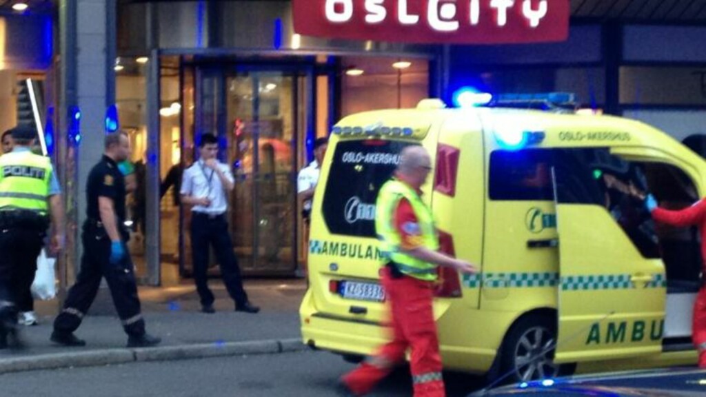 FALT NED FIRE ETASJER: En mann falt fra tredje etasje og fire etasjer ned til underetasjen på Oslo City. Mannen er nå fraktet til Ullevål sykehus med uvisst skadeomfang. Politiet jobber nå for å finne årsaken til fallet. FALT NED FIRE ETASJER: En mann falt fra tredje etasje og fire etasjer ned til underetasjen på Oslo City. Mannen er nå fraktet til Ullevål sykehus med uvisst skadeomfang. Politiet jobber nå for å finne årsaken til fallet.