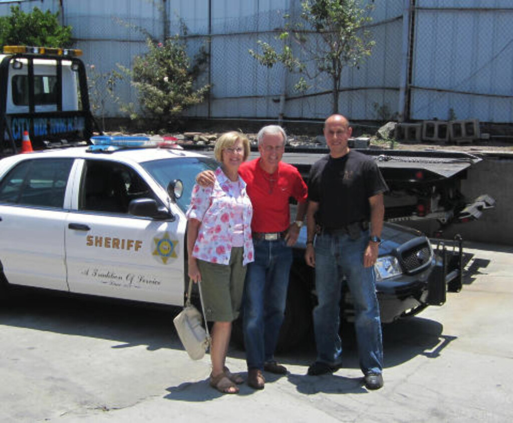 KJØRTE TIL LOS ANGELES: Robert Russel og kona var fornøyde da de kunne kjøre til Los Angeles og hente Russells sportsbil som ble stjålet for 42 år siden. Foto: AP Photo/Los Angeles County Sheriff's Department KJØRTE TIL LOS ANGELES: Robert Russel og kona var fornøyde da de kunne kjøre til Los Angeles og hente Russells sportsbil som ble stjålet for 42 år siden. Foto: AP Photo/Los Angeles County Sheriff's Department