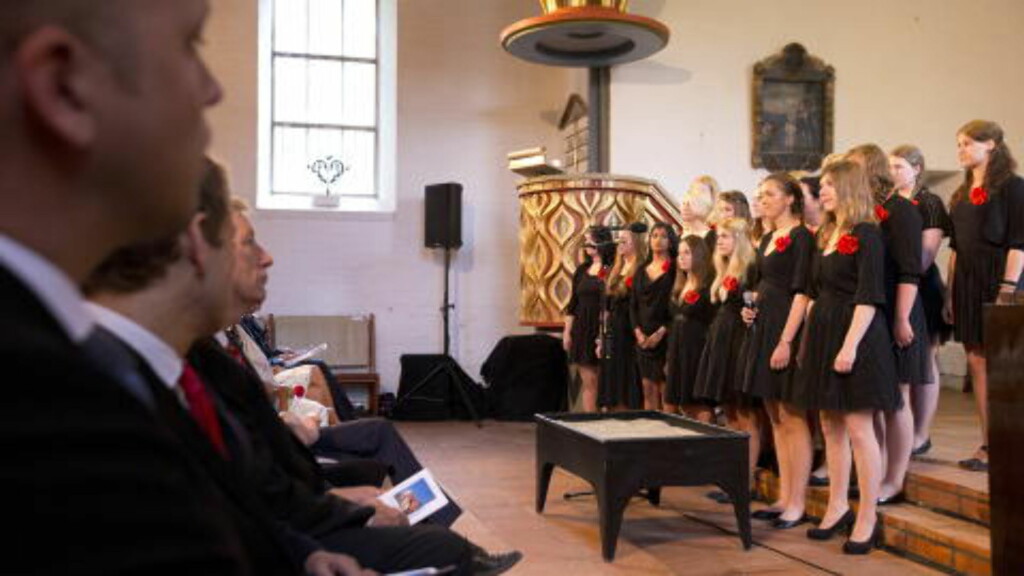 VAKKER KORSANG; Koret KorSandra synger under minnestunden for et årsdagen for 22. juli i Hole kirke. I forgrunnen landbruksministerTrygve Magnus Slagsvold Vedum ,utviklingsminister Heikki Holmås og finansminister Sigbjørn Johnsen. Også trompetist Tine Thing Helseth og 4. klasse ved Hønefoss skole høstet mange godord for sine musikalske innslag. FOTO: Terje Bendiksby,NTB Scanpix. VAKKER KORSANG; Koret KorSandra synger under minnestunden for et årsdagen for 22. juli i Hole kirke. I forgrunnen landbruksministerTrygve Magnus Slagsvold Vedum ,utviklingsminister Heikki Holmås og finansminister Sigbjørn Johnsen. Også trompetist Tine Thing Helseth og 4. klasse ved Hønefoss skole høstet mange godord for sine musikalske innslag. FOTO: Terje Bendiksby,NTB Scanpix.