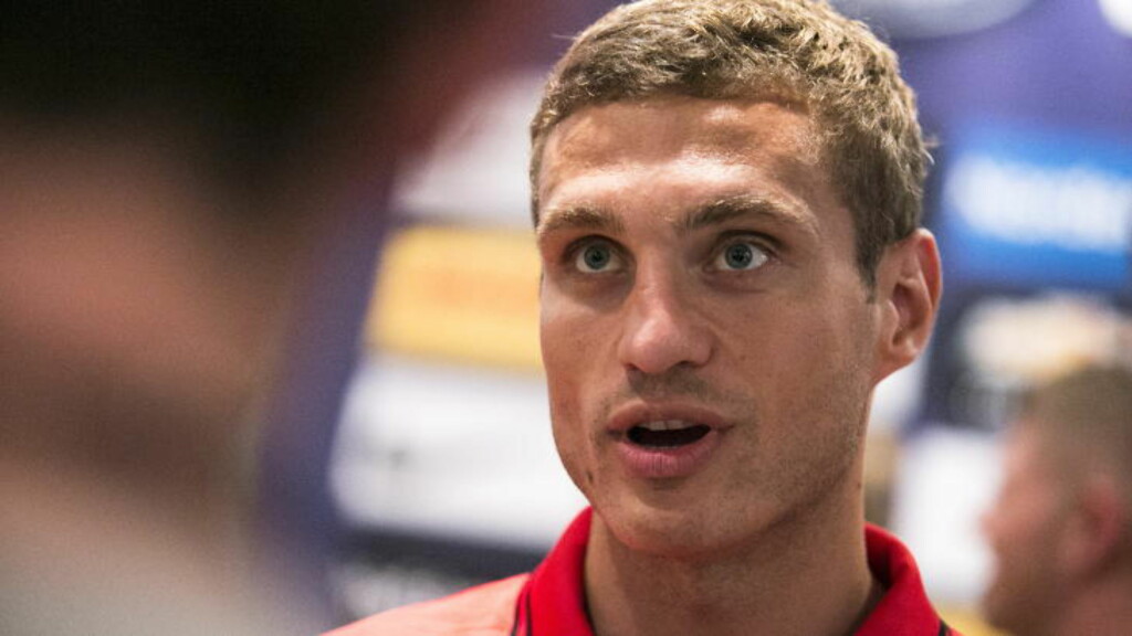 GOD TONE MED BOJAN: Nemanja Vidic ble overrasket da han oppdaget landsmann Bojan Zajic på motsatt banehalvdel. Etter kampen tok han seg best tid av alle i intervjusonen.
Foto: Audun Braastad / NTB scanpix GOD TONE MED BOJAN: Nemanja Vidic ble overrasket da han oppdaget landsmann Bojan Zajic på motsatt banehalvdel. Etter kampen tok han seg best tid av alle i intervjusonen.
Foto: Audun Braastad / NTB scanpix