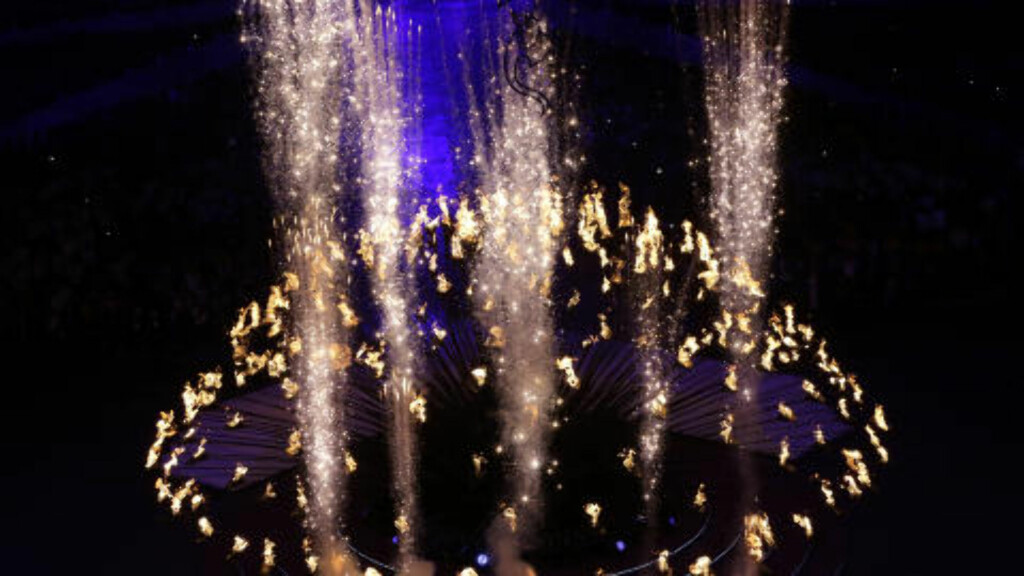 SLUKKET FLAMMEN: Tradisjonen tro ble OL-ilden slukket helt avslutningsvis. Flammen ble erstattet av fyrverkeri, som fylte London-himmelen. Foto: AP Photo / Dmitry Lovetsky / NTB Scanpix SLUKKET FLAMMEN: Tradisjonen tro ble OL-ilden slukket helt avslutningsvis. Flammen ble erstattet av fyrverkeri, som fylte London-himmelen. Foto: AP Photo / Dmitry Lovetsky / NTB Scanpix