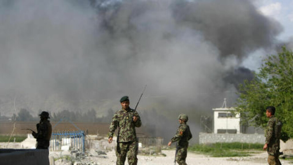 KOORDINERTE ANGREP: Taliban gikk til angrep med blant annet rakettdrevne granater og bilbomber i Afghanistan i dag. Her afghanske soldater ved flyplassen i Jalalabad, som var blant en rekke steder som ble angrepet. Foto: Parwiz / Reuters / NTB Scanpix KOORDINERTE ANGREP: Taliban gikk til angrep med blant annet rakettdrevne granater og bilbomber i Afghanistan i dag. Her afghanske soldater ved flyplassen i Jalalabad, som var blant en rekke steder som ble angrepet. Foto: Parwiz / Reuters / NTB Scanpix