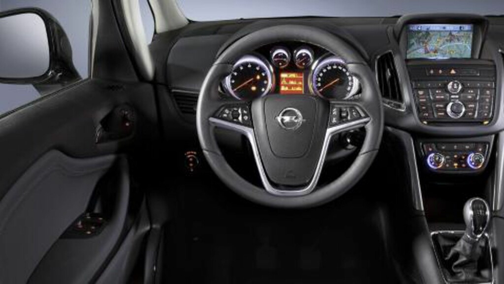 STRAMT: Det er ganske mange knapper på midtkonsollen i Opel Zafira Tourer, men ellers er den det en kan kalle "tysk stram" i interiørdesignen. FOTO: Opel STRAMT: Det er ganske mange knapper på midtkonsollen i Opel Zafira Tourer, men ellers er den det en kan kalle "tysk stram" i interiørdesignen. FOTO: Opel