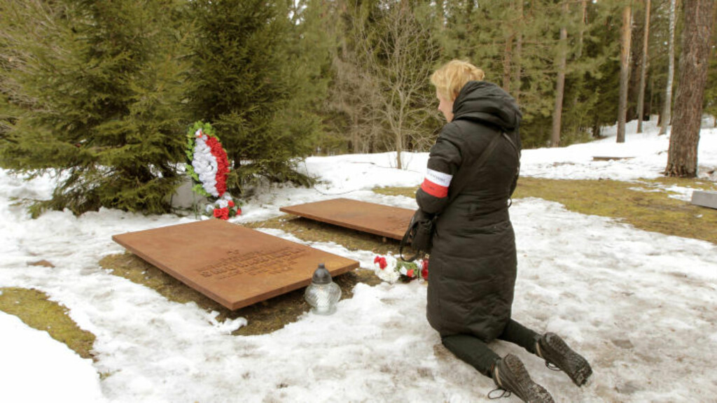 MINNES: Her kneler en polsk kvinne foran minneplatene til soldatene som ble drept av sovjetiske styrker. Foto: REUTERS/Vasily Fedosenko MINNES: Her kneler en polsk kvinne foran minneplatene til soldatene som ble drept av sovjetiske styrker. Foto: REUTERS/Vasily Fedosenko