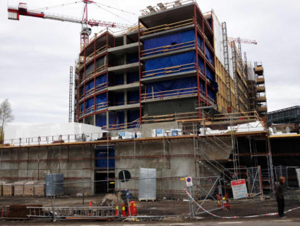 HØYT FALL: Den omkomne arbeideren falt fra topplanet på bygget, som er sju etasjer høyt. Foto: THOMAS RASMUS SKAUG / DAGBLADET HØYT FALL: Den omkomne arbeideren falt fra topplanet på bygget, som er sju etasjer høyt. Foto: THOMAS RASMUS SKAUG / DAGBLADET