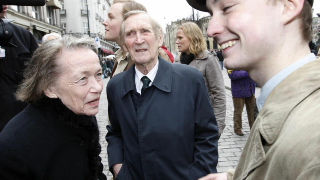 PÅ FILM: På sine gamle dager fikk Kjakan igjen se seg selv på film. Her møter han og kona Anne-Karin skuespiller Knut Joner, som portretterte Sønsteby i storfilmen Max Manus. Foto: Lise Åserud / SCANPIX PÅ FILM: På sine gamle dager fikk Kjakan igjen se seg selv på film. Her møter han og kona Anne-Karin skuespiller Knut Joner, som portretterte Sønsteby i storfilmen Max Manus. Foto: Lise Åserud / SCANPIX