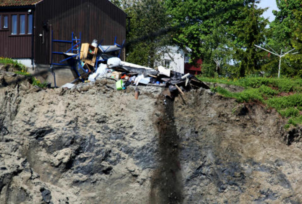 REGNES SOM TAPT: Huset på Svendsrudkollen gård i Gjerdrum regnes som tapt. Nye ras pågår. Foto: Jacques Hvistendahl / Dagbladet REGNES SOM TAPT: Huset på Svendsrudkollen gård i Gjerdrum regnes som tapt. Nye ras pågår. Foto: Jacques Hvistendahl / Dagbladet