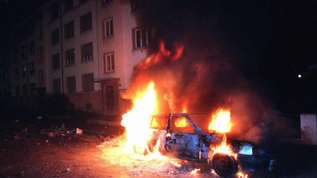 PYROTREND: Trenden med å tenne på biler på nyttårsaften tok til på starten av 1990-tallet, og har siden eskalert. De siste årene har mer enn 1000 biler blitt antent på nyttårsaften i byer over hele Frankrike. Foto: Christian Lutz/AP PYROTREND: Trenden med å tenne på biler på nyttårsaften tok til på starten av 1990-tallet, og har siden eskalert. De siste årene har mer enn 1000 biler blitt antent på nyttårsaften i byer over hele Frankrike. Foto: Christian Lutz/AP