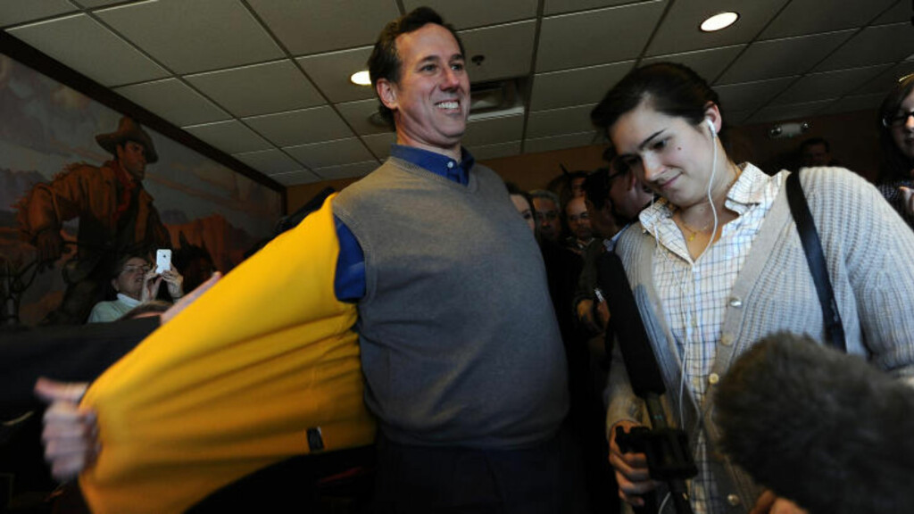 ULTRA-KONSERVATIV: Rick Santorum gjør seg klar for å tale til sine velgere på The Pizza Ranch restaurant i Iowa i går. Foto: AFP Photo/Jewel Samad ULTRA-KONSERVATIV: Rick Santorum gjør seg klar for å tale til sine velgere på The Pizza Ranch restaurant i Iowa i går. Foto: AFP Photo/Jewel Samad