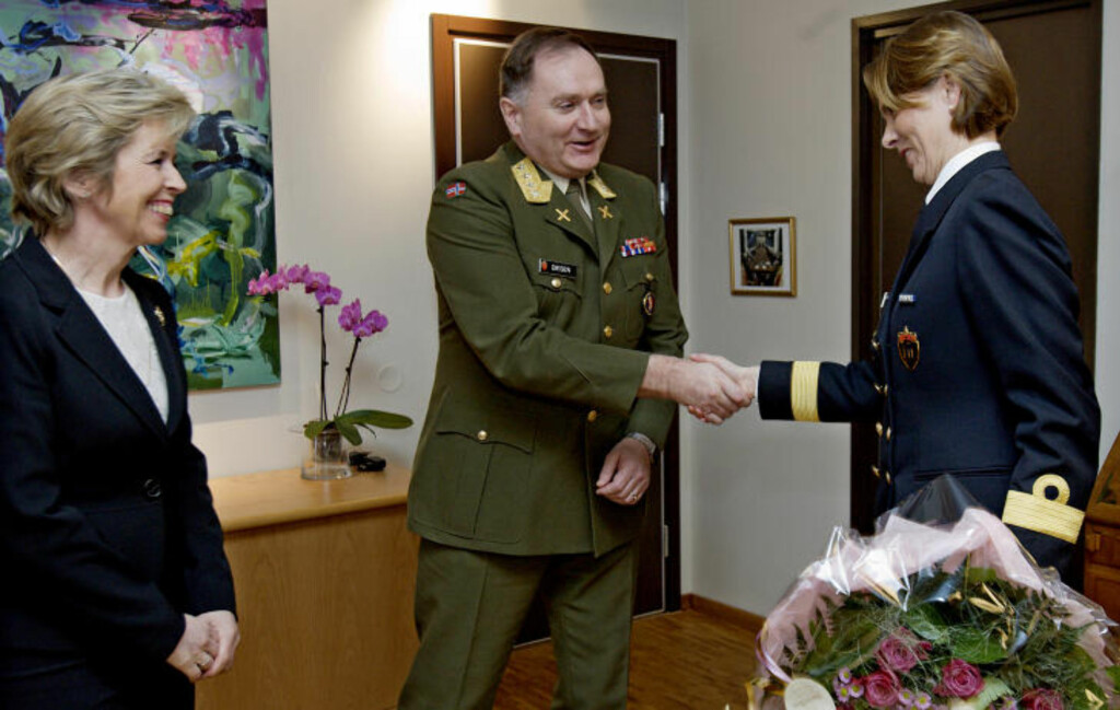 GRATULERT: Kontreadmiral Louise K. Didichen ble gratulert av forsvarssjef Sverre Diesen og forsvarsminister Anne-Grete Strøm-Erichsen da hun i 2008 ble den første kvinnelige offiser på admiralgradsnivå i norsk forsvarshistorie. Uniformen var imidlertid ikke oppgradert for anledningen, den manglet en gradsstripe på ermet. Foto: Stian Lysberg Solum / SCANPIX GRATULERT: Kontreadmiral Louise K. Didichen ble gratulert av forsvarssjef Sverre Diesen og forsvarsminister Anne-Grete Strøm-Erichsen da hun i 2008 ble den første kvinnelige offiser på admiralgradsnivå i norsk forsvarshistorie. Uniformen var imidlertid ikke oppgradert for anledningen, den manglet en gradsstripe på ermet. Foto: Stian Lysberg Solum / SCANPIX