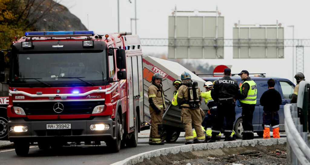 VELTET: Store mannskaper fra politiet og fra Brann- og redningsetaten rykket i formiddag ut til rundkjøringen ved innkjørinen til Ekebergtunnellen i Oslo, etter at hengeren til en varebil veltet. I hengeren fant politiet store mengder sprengstoff av merket Exan. Foto: Espen Røst / Dagbladet VELTET: Store mannskaper fra politiet og fra Brann- og redningsetaten rykket i formiddag ut til rundkjøringen ved innkjørinen til Ekebergtunnellen i Oslo, etter at hengeren til en varebil veltet. I hengeren fant politiet store mengder sprengstoff av merket Exan. Foto: Espen Røst / Dagbladet
