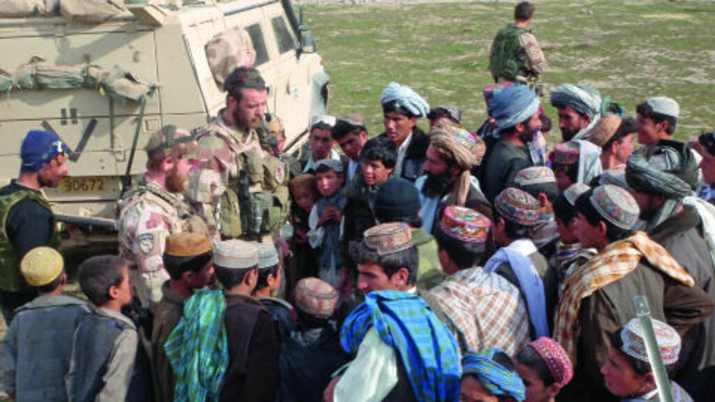 I AFGHANISTAN: Her møter Emil Johansen sivile afghanere i Afghanistan. Foto: Forsvaret I AFGHANISTAN: Her møter Emil Johansen sivile afghanere i Afghanistan. Foto: Forsvaret