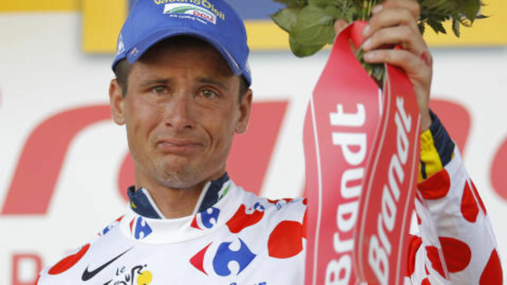 TOK TIL TÅRENE: Johnny Hoogerland tok til tårene da han mottok den prikkete klatretrøya. Foto: AP Photo / Christophe Ena TOK TIL TÅRENE: Johnny Hoogerland tok til tårene da han mottok den prikkete klatretrøya. Foto: AP Photo / Christophe Ena