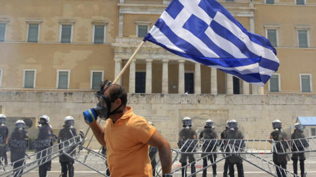 KAN KOLLAPSE? Flere og flere spår nå et økonomisk europeisk sammenbrudd. I en spørreundersøkelse som ble publisert fredag kommer det fram at 86 prosent av Tysklands befolkning frykter at euroen kan kollapse. Foto: REUTERS/JOHN KOLESIDIS/SCANPIX KAN KOLLAPSE? Flere og flere spår nå et økonomisk europeisk sammenbrudd. I en spørreundersøkelse som ble publisert fredag kommer det fram at 86 prosent av Tysklands befolkning frykter at euroen kan kollapse. Foto: REUTERS/JOHN KOLESIDIS/SCANPIX