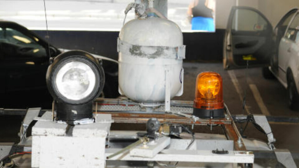 SJEKKET UT: Politiet sjekket ut gasstanken, men konkluderte raskt med at det ikke var noen bombe. Foto: Oliver Orskaug SJEKKET UT: Politiet sjekket ut gasstanken, men konkluderte raskt med at det ikke var noen bombe. Foto: Oliver Orskaug