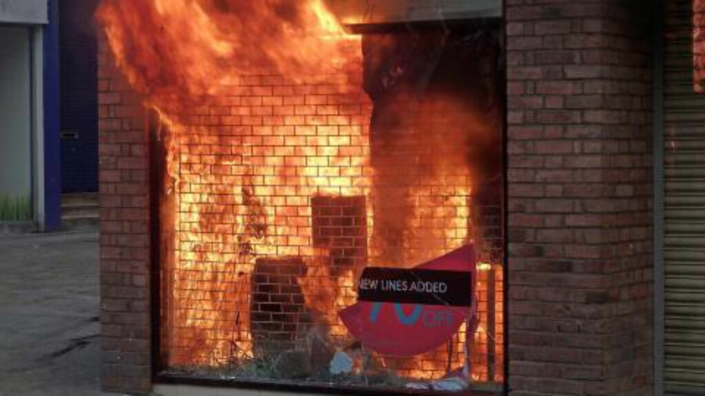 I BRANN: En butikk i Manchester er satt fyr på av pøbler. Foto: EPA/Dave Thompson/Scanpix I BRANN: En butikk i Manchester er satt fyr på av pøbler. Foto: EPA/Dave Thompson/Scanpix