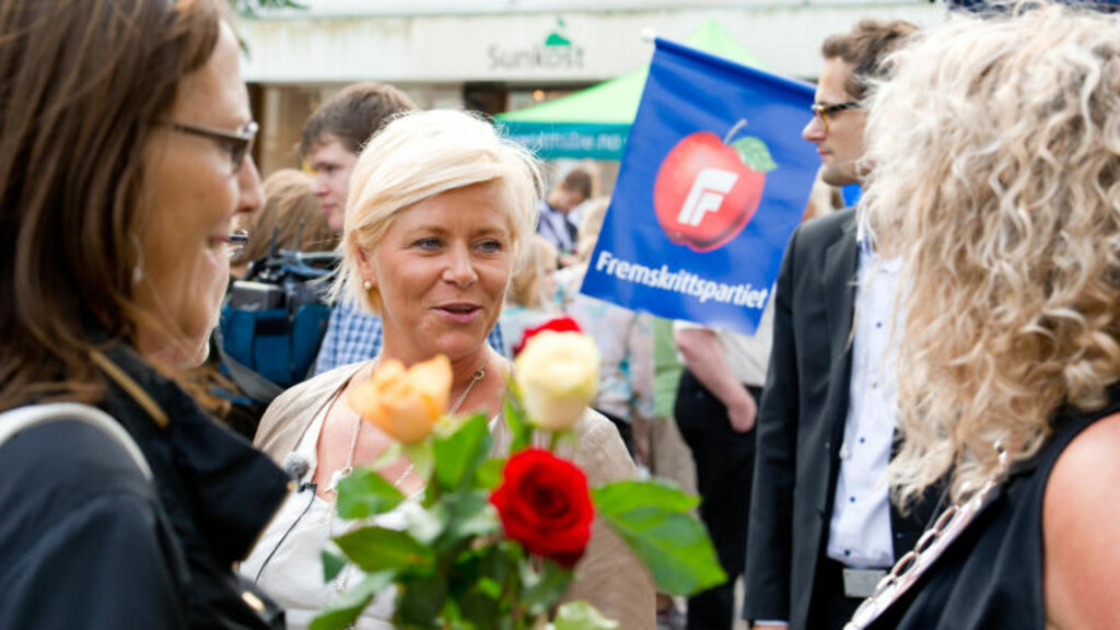 ÅPNET VALGKAMPEN: Siv Jensen snakker med velgere i Sandnes Sentrum.
Foto: Kent Skibstad/Scanpix ÅPNET VALGKAMPEN: Siv Jensen snakker med velgere i Sandnes Sentrum.
Foto: Kent Skibstad/Scanpix