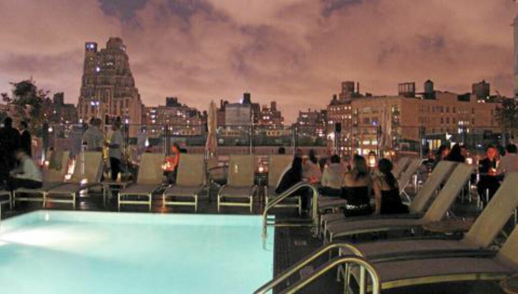 NATTBAD: Ta deg en dypp i den berømte bassenget på hotellets takterasse. FOTO: SoHo House NATTBAD: Ta deg en dypp i den berømte bassenget på hotellets takterasse. FOTO: SoHo House