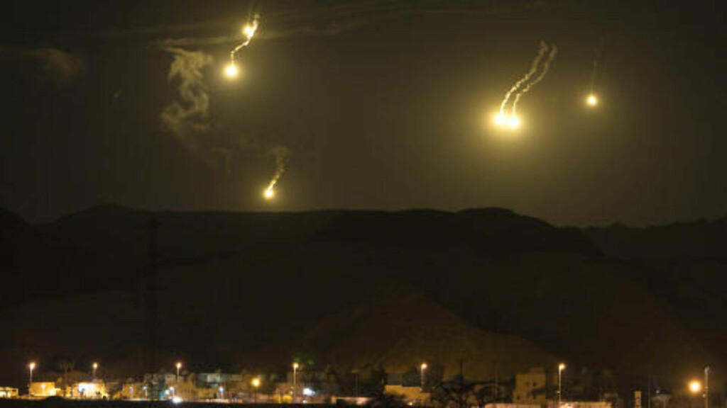 LYSER OPP: Det israelske forsvaret skjøt opp bluss i natt for å lyse opp himmelen over israelske landsbyer. I natt ble det skutt minst fem raketter fra Gaza og inn i Israel. Foto: Amir Cohen/Reuters/Scanpix LYSER OPP: Det israelske forsvaret skjøt opp bluss i natt for å lyse opp himmelen over israelske landsbyer. I natt ble det skutt minst fem raketter fra Gaza og inn i Israel. Foto: Amir Cohen/Reuters/Scanpix
