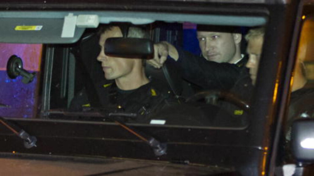 Oslo 20110819.
Terrorsiktede Anders Behring Breivik ankommer fengslingsmøtet i Oslo tinghus fredag.
Foto: Thomas Winje Øijord / Scanpix Oslo 20110819.
Terrorsiktede Anders Behring Breivik ankommer fengslingsmøtet i Oslo tinghus fredag.
Foto: Thomas Winje Øijord / Scanpix