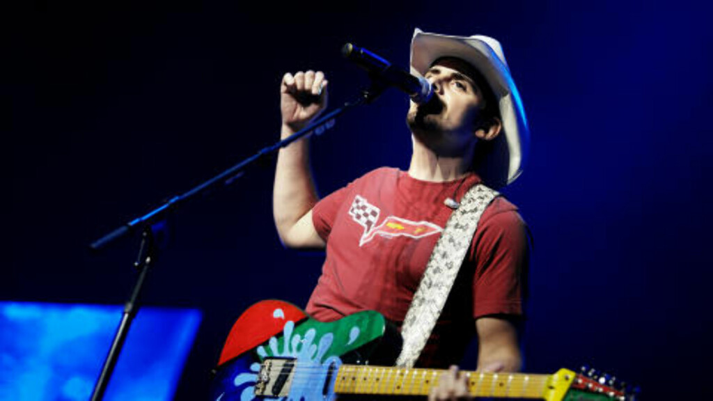 COUNTRYPLANKEN: Brad Paisley bytter ofte gitarer, men sjelden merke. Stort sett er han trofast mot «countryplanken», Fender Telecaster. Foto: Christian Roth Christensen / Dagbladet COUNTRYPLANKEN: Brad Paisley bytter ofte gitarer, men sjelden merke. Stort sett er han trofast mot «countryplanken», Fender Telecaster. Foto: Christian Roth Christensen / Dagbladet