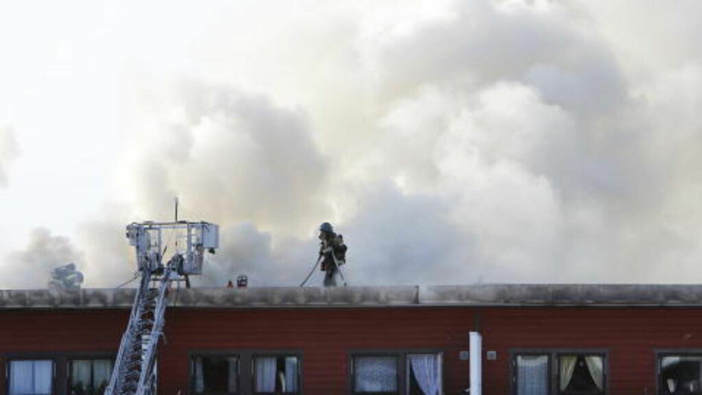 SLUKKER: Brannmannskaper fortsetter nå slukningsarbeidet etter at en boligblokk i Rykkinn tok fyr i dag morges. Foto: Håkon Mosvold Larsen / Scanpix SLUKKER: Brannmannskaper fortsetter nå slukningsarbeidet etter at en boligblokk i Rykkinn tok fyr i dag morges. Foto: Håkon Mosvold Larsen / Scanpix