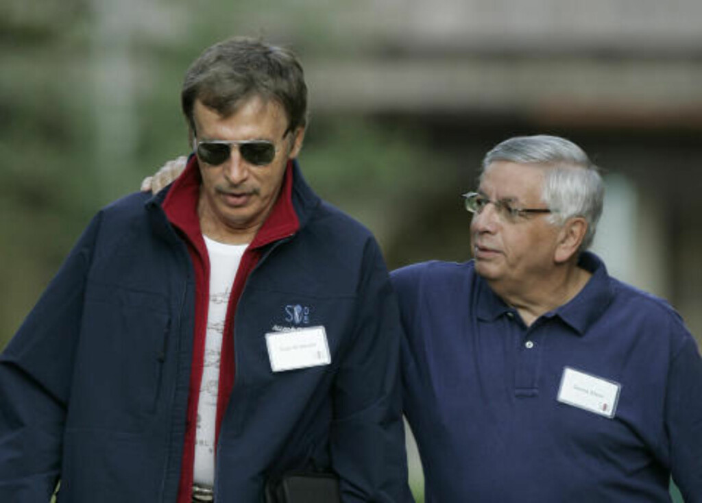 GODE KONTAKTER: Stan Kroenke, leder av The Kroenke Group, går sammen med NBA-topp David Stern. Foto: Douglas C. Pizac, AP Photo GODE KONTAKTER: Stan Kroenke, leder av The Kroenke Group, går sammen med NBA-topp David Stern. Foto: Douglas C. Pizac, AP Photo