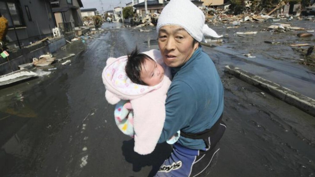 OVERLEVDE: Iroha Ishikawa (5 mnd) i armene til sin far etter familien ble reddet av letemannskaper. Foto: AP Photo/The Yomiuri Shimbun, Hiroto Sekiguchi/SCANPIX OVERLEVDE: Iroha Ishikawa (5 mnd) i armene til sin far etter familien ble reddet av letemannskaper. Foto: AP Photo/The Yomiuri Shimbun, Hiroto Sekiguchi/SCANPIX