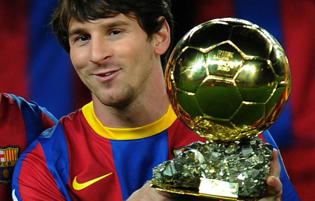VISTE FRAM GULLBALLEN: Messi viste fram Gullballen for Camp Nou før kampstart. Foto: AFP PHOTO/ LLUIS GENE VISTE FRAM GULLBALLEN: Messi viste fram Gullballen for Camp Nou før kampstart. Foto: AFP PHOTO/ LLUIS GENE