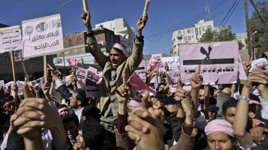 SANAA, YEMEN: Tunisia-opprøret spredte seg torsdag til Yemen. Titusener av demonstranter marsjerte i hvedstaden Sanaa og krevde at presidenten gjennom 32 år, Ali Abdullah Saleh, må gå av. FOTO: HANI MOHAMED, AP/SCANPIX). SANAA, YEMEN: Tunisia-opprøret spredte seg torsdag til Yemen. Titusener av demonstranter marsjerte i hvedstaden Sanaa og krevde at presidenten gjennom 32 år, Ali Abdullah Saleh, må gå av. FOTO: HANI MOHAMED, AP/SCANPIX).