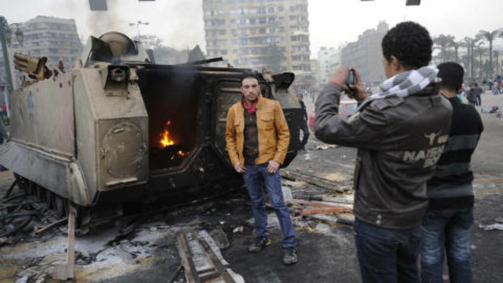 KAOS: Ungdommer foreviger seg selv foran utbrente kjøretøyer på Midan Tahrir.
Foto:Ken Opprann KAOS: Ungdommer foreviger seg selv foran utbrente kjøretøyer på Midan Tahrir.
Foto:Ken Opprann