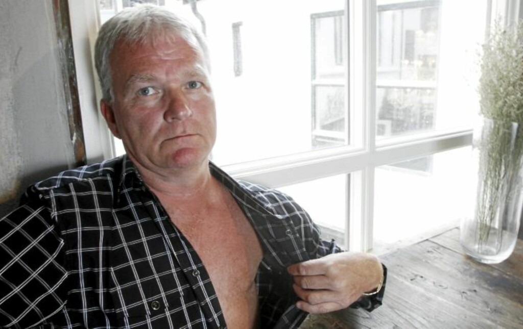 BRYSTKREFT: I dag er det bare et 20 cm langt arr der brystet var, som sladrer om det Rune Martinsen har vært igjennom. Foto: Britt Krogsvold Andersen BRYSTKREFT: I dag er det bare et 20 cm langt arr der brystet var, som sladrer om det Rune Martinsen har vært igjennom. Foto: Britt Krogsvold Andersen