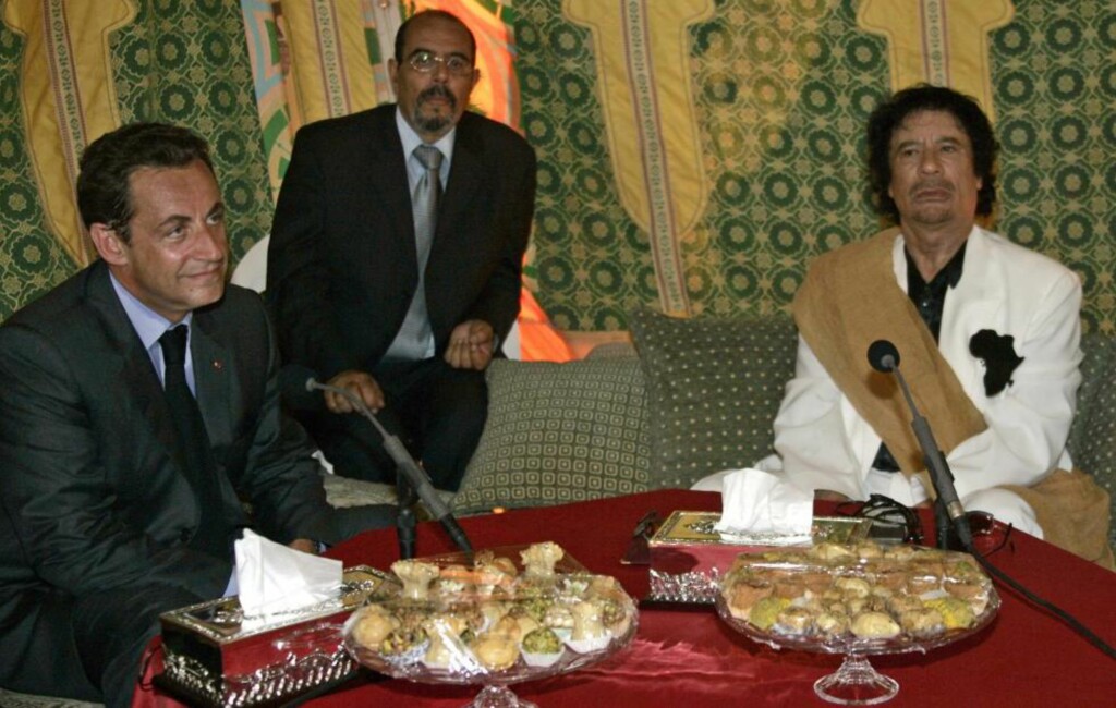 HYGGELIG LAG: Sarkozy var på besøk hos Kadhafi i juli 2007. Da tilbrakte de tid sammen ved presidentpalasset. Foto: Pascal Rossignol/Reuters/Scanpix HYGGELIG LAG: Sarkozy var på besøk hos Kadhafi i juli 2007. Da tilbrakte de tid sammen ved presidentpalasset. Foto: Pascal Rossignol/Reuters/Scanpix