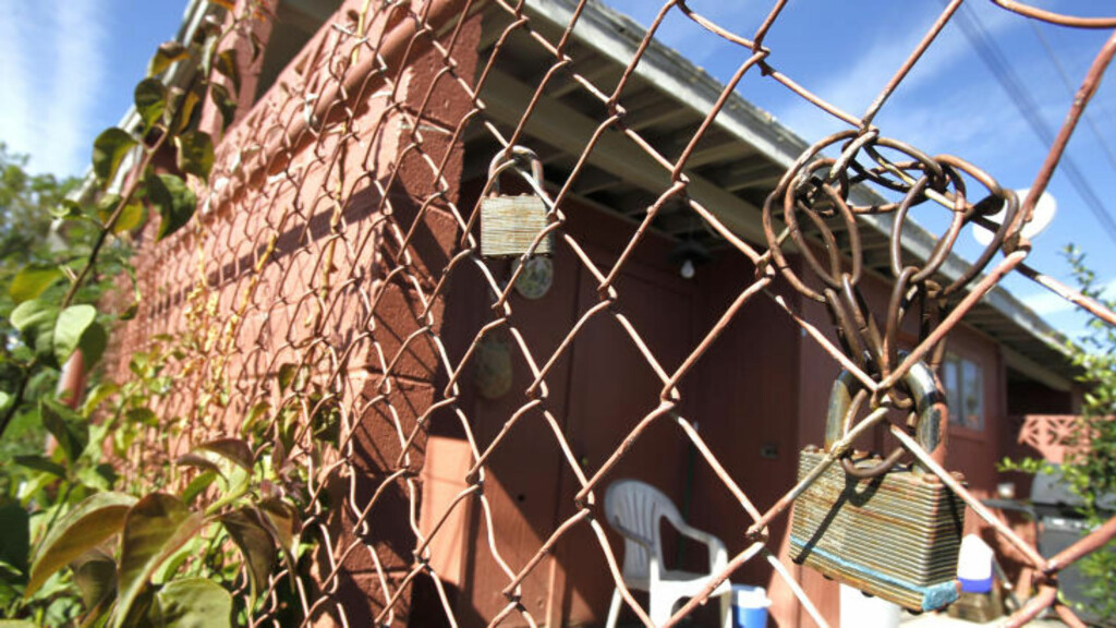 ÅSTED: Bakgården til leiligheten i Phoenix der Martin Alejandro Cota-Monroy ble funnet, med hodet flere meter fra kroppen. Foto: Ross D. Franklin / AP / SCANPIX ÅSTED: Bakgården til leiligheten i Phoenix der Martin Alejandro Cota-Monroy ble funnet, med hodet flere meter fra kroppen. Foto: Ross D. Franklin / AP / SCANPIX