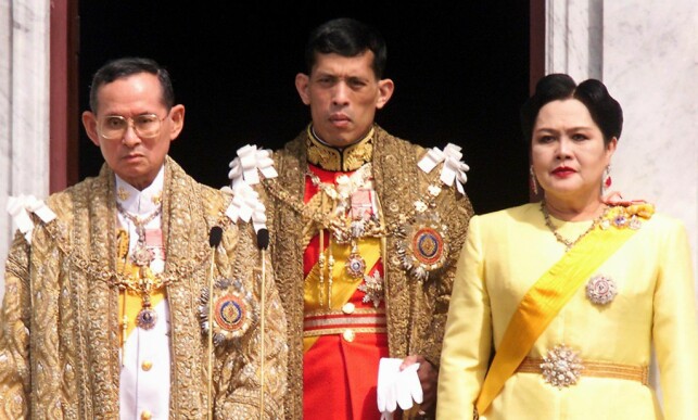 OMSTRIDT KRONPRINS: Bildet av den avdøde kongen Bhumibol Adulyadej, kronprins Maha Vajiralongkorn og dronning Sirikit er tatt i 1999. Foto: AFP PHOTO / PORNCHAI KITTIWONGSAKUL OMSTRIDT KRONPRINS: Bildet av den avdøde kongen Bhumibol Adulyadej, kronprins Maha Vajiralongkorn og dronning Sirikit er tatt i 1999. Foto: AFP PHOTO / PORNCHAI KITTIWONGSAKUL