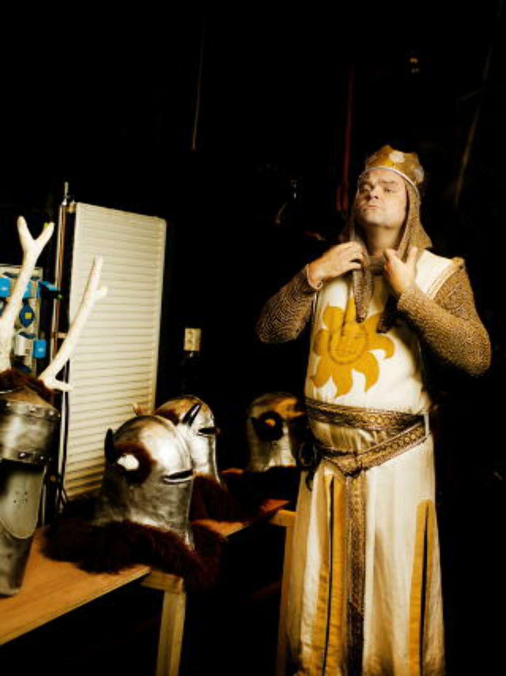 Allsidig: I fjor høst sto Atle Antonsen på scenen i Kong Arthurs skikkelse i musikalen «Spamalot». Nå er han tilbake på tv-skjermen som samlivsterapeuten Dag.
Foto: Agnete Brun / Dagbladet Allsidig: I fjor høst sto Atle Antonsen på scenen i Kong Arthurs skikkelse i musikalen «Spamalot». Nå er han tilbake på tv-skjermen som samlivsterapeuten Dag.
Foto: Agnete Brun / Dagbladet