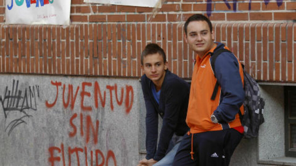 STUDERER, MEN TIL HVA? To spanske studenter i Madrid står og venter på at dagens arbeidsdag skal starte. Men sjansen for at disse to - og Spanias unge befolkning får jobb, blir stadig mindre. Nå er hele 60 prosent av Spanias unge under 25 år uten jobb. Foto: Andrea Comas/Reuters/Scanpix STUDERER, MEN TIL HVA? To spanske studenter i Madrid står og venter på at dagens arbeidsdag skal starte. Men sjansen for at disse to - og Spanias unge befolkning får jobb, blir stadig mindre. Nå er hele 60 prosent av Spanias unge under 25 år uten jobb. Foto: Andrea Comas/Reuters/Scanpix
