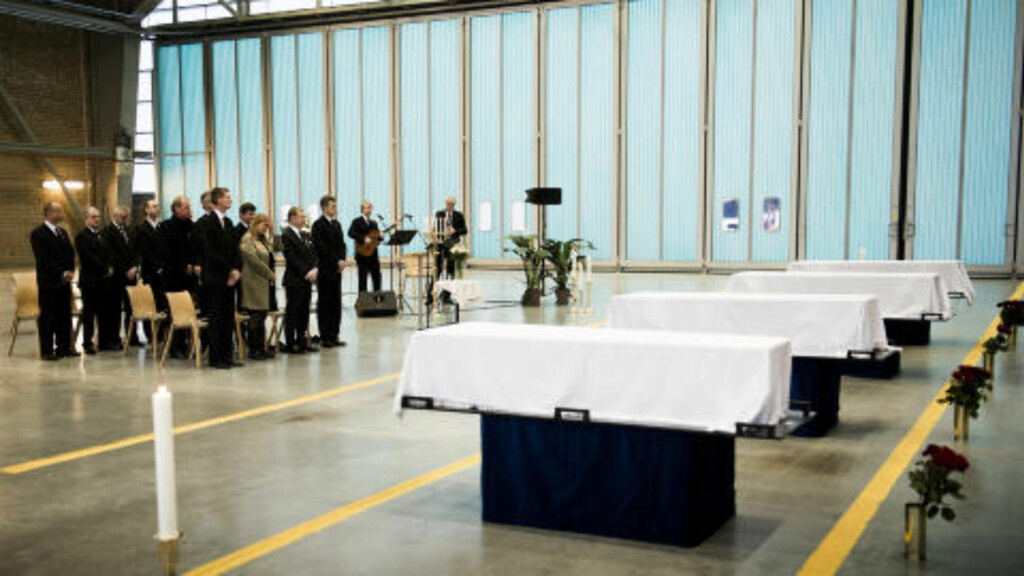 MINNESEREMONI: En privat seremoni ble holdt ved Gardermoens militære flyplass etter at bårene med terrorofrene landet i dag. Fra venstre er Statoils Anders Hatteland, Margaret Øvrum, Lars Christian Bacher og konsernsjef Helge Lund. Foto: Ole Jørgen Bratland / NTB scanpix MINNESEREMONI: En privat seremoni ble holdt ved Gardermoens militære flyplass etter at bårene med terrorofrene landet i dag. Fra venstre er Statoils Anders Hatteland, Margaret Øvrum, Lars Christian Bacher og konsernsjef Helge Lund. Foto: Ole Jørgen Bratland / NTB scanpix