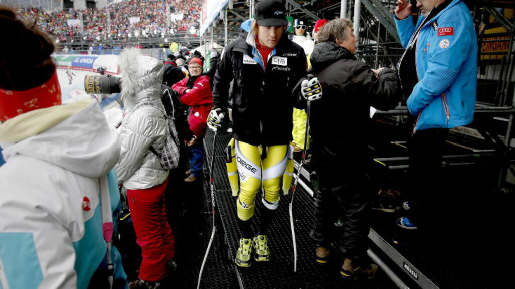 RØKET BÅND: Jansrud måtte støtte seg til stavene på vei ut av målområdet. Foto: Bjørn Langsem / DAGBLADET. RØKET BÅND: Jansrud måtte støtte seg til stavene på vei ut av målområdet. Foto: Bjørn Langsem / DAGBLADET.