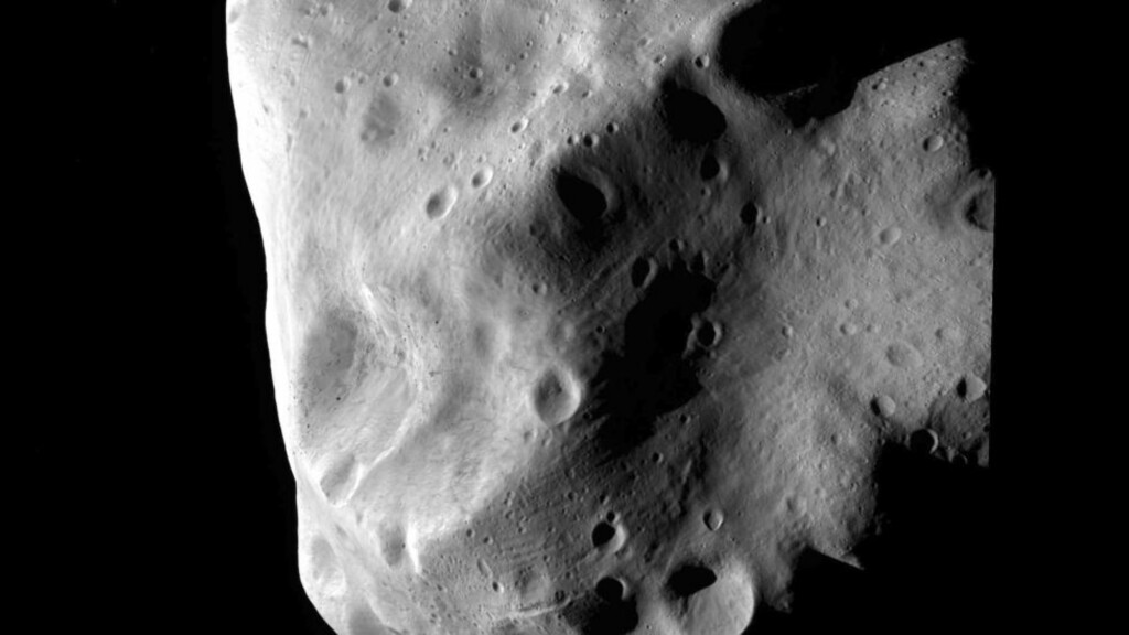 BESØK FRA ROMMET: Et nærbilde av asteroiden Lutetia. En av denne romsteinens slektninger, kalt DA14, passerte rekordnær jorda i februar. Foto: ESA BESØK FRA ROMMET: Et nærbilde av asteroiden Lutetia. En av denne romsteinens slektninger, kalt DA14, passerte rekordnær jorda i februar. Foto: ESA