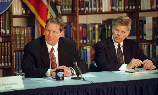 MED GORE: Gary Condit (t.h.), her sammen med daværende visepresident, Al Gore, var en svært mektig demokratisk politiker før karrieren tok slutt. Foto: POLARIS MED GORE: Gary Condit (t.h.), her sammen med daværende visepresident, Al Gore, var en svært mektig demokratisk politiker før karrieren tok slutt. Foto: POLARIS