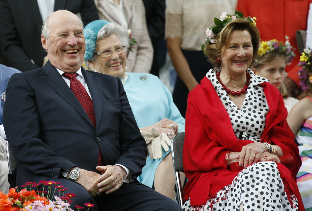 I SELSKAP: Kong Harald, dronning Sonja og prinsesse Astrid i hageselskapet i Stiftsgården i Trondheim i forbindelse kongeparet 25 år som kongepar tidligere i sommer.
Foto: Lise Åserud/NTB scanpix I SELSKAP: Kong Harald, dronning Sonja og prinsesse Astrid i hageselskapet i Stiftsgården i Trondheim i forbindelse kongeparet 25 år som kongepar tidligere i sommer.
Foto: Lise Åserud/NTB scanpix
