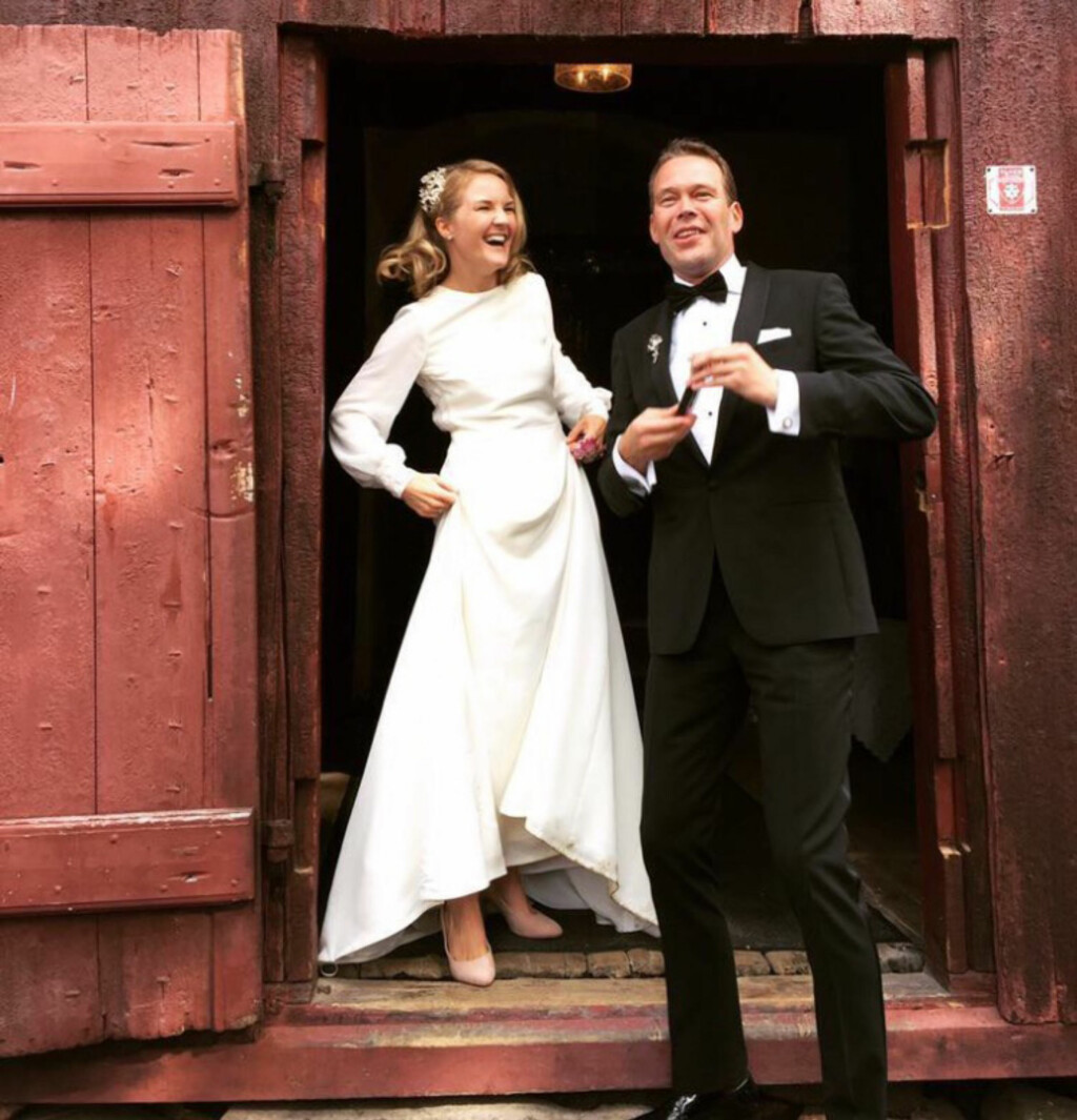 VAKKERT PAR: Håvard Bakke og Ida Holten Worsøe var et eneste stort smil da de kom ut av Tanum kirke som mann og kone. Vielsen fant sted lørdag 13. august. Foto: Tiril Heide-Steen VAKKERT PAR: Håvard Bakke og Ida Holten Worsøe var et eneste stort smil da de kom ut av Tanum kirke som mann og kone. Vielsen fant sted lørdag 13. august. Foto: Tiril Heide-Steen